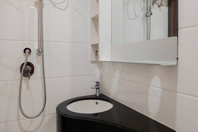 Bathroom 2, Cozy Studio Sky House Apartment near AEON & ICE BSD By Travelio, Tangerang Selatan