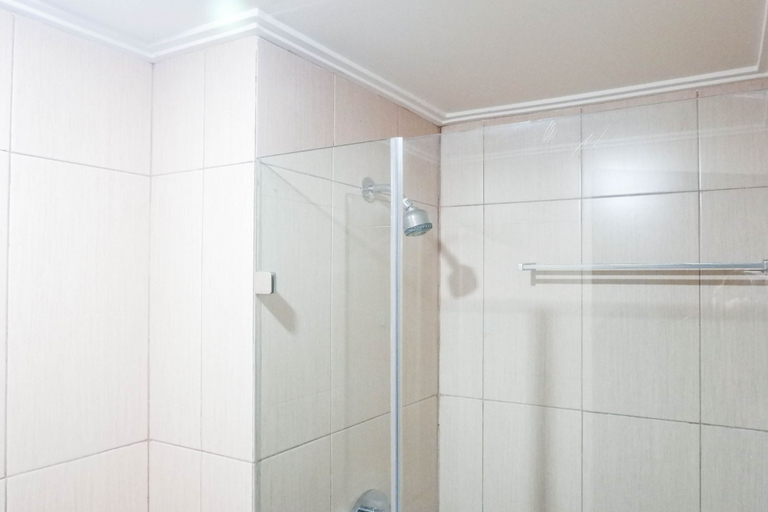 Bathroom 5, Warm Studio Apartment at Tamansari Papilio By Travelio, Surabaya