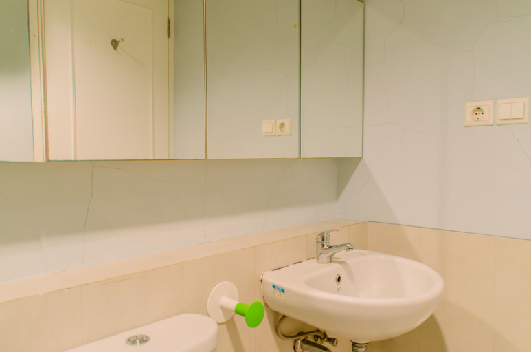 Bathroom 5, Fancy and Nice 1BR Apartment at Silkwood Residence By Travelio, Tangerang
