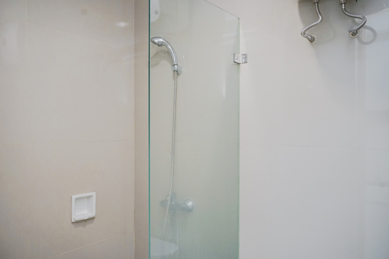 Bathroom 5, Comfy and Nice 1BR at Tree Park City BSD Apartment By Travelio, South Tangerang