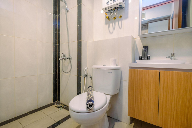 Bathroom 5, Comfy Design Studio at Grand Kamala Lagoon Apartment By Travelio, Bekasi