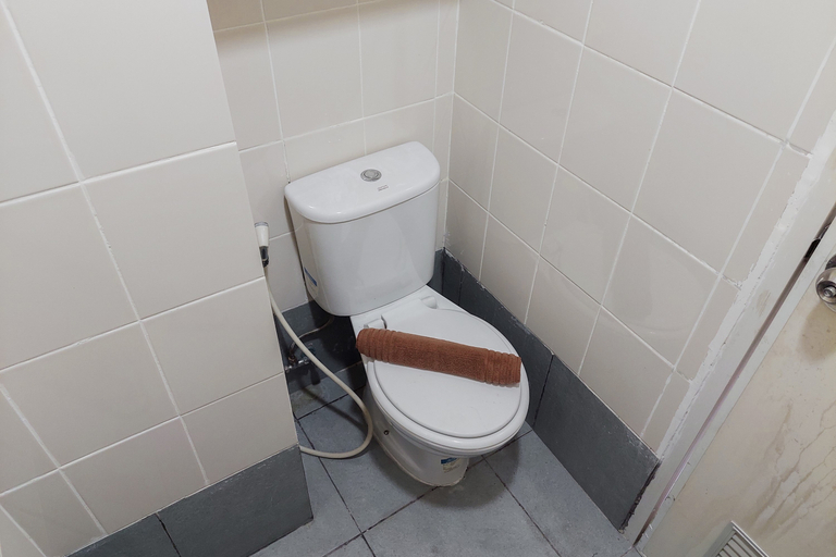 Bathroom 5, Cozy Studio @ Akasa Pure Living BSD Apartment By Travelio, Tangerang Selatan