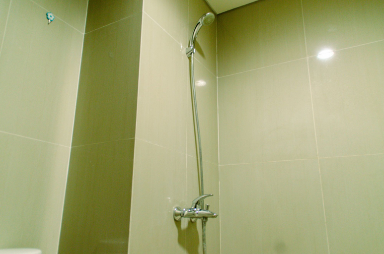 Bathroom 2, Elegant and Homey Studio at Paramount Skyline Apartment By Travelio, Tangerang