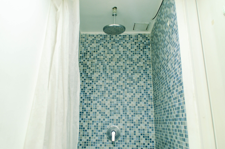 Bathroom 5, Cozy Living Studio Apartment at Aeropolis Residence By Travelio, Tangerang