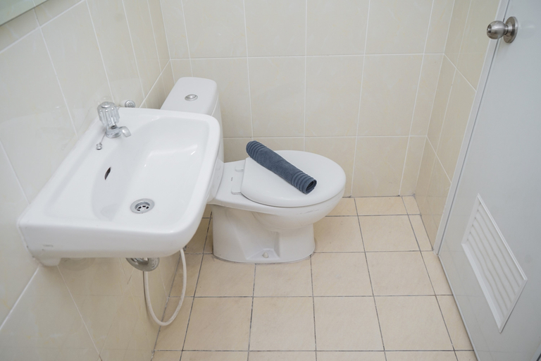 Bathroom 5, High Floor and Minimalist Studio Apartment at M-Town Residence By Travelio, Tangerang