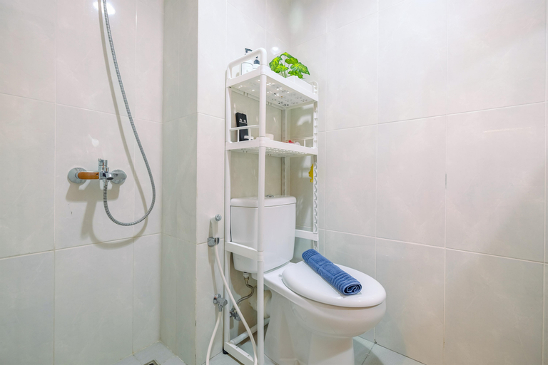 Bedroom 3, Warm and Cozy Studio Evenciio Apartment Margonda near UI By Travelio, Depok