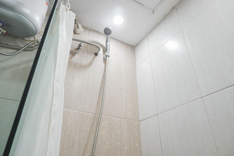 Bathroom 4, Comfort and Cozy Studio at MT Haryono Square Apartment By Travelio, Jakarta Timur