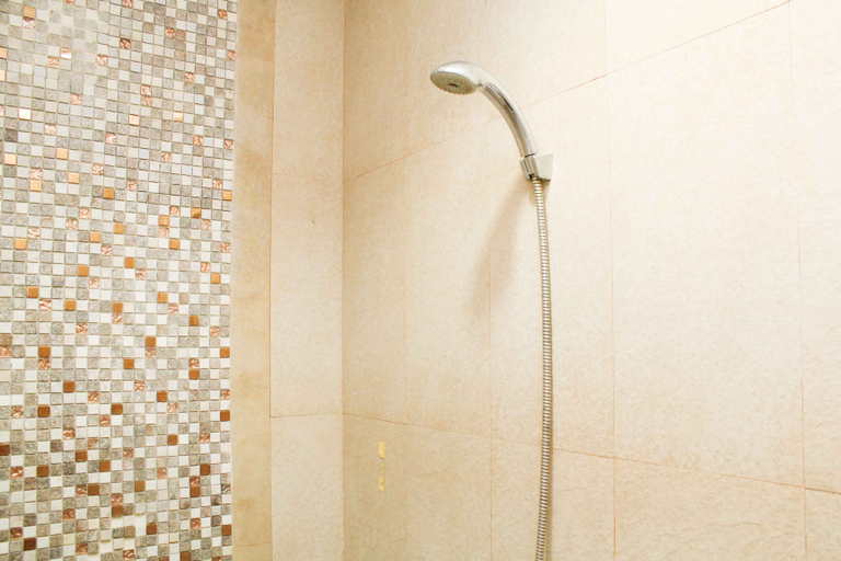Bathroom 5, Spacious Pent House 3BR at Sunter Park View Apartment By Travelio, North Jakarta