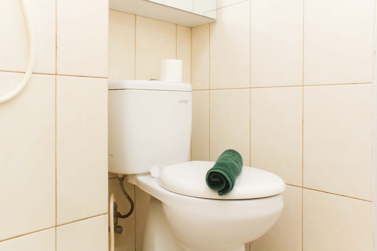 Bathroom 5, Cozy Studio at Springlake Summarecon Bekasi Apartment By Travelio, Bekasi