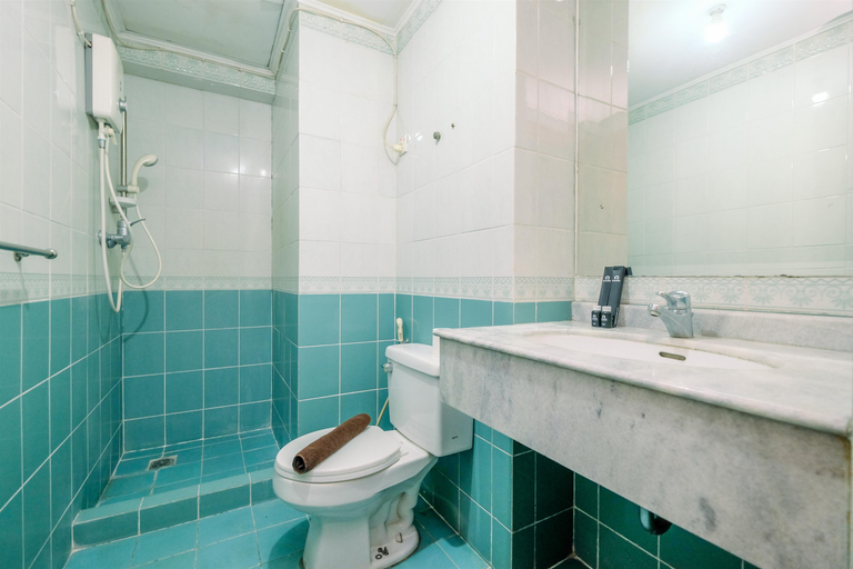 Bathroom 5, Simple and Spacious 3BR at Bona Vista Apartment By Travelio, South Jakarta