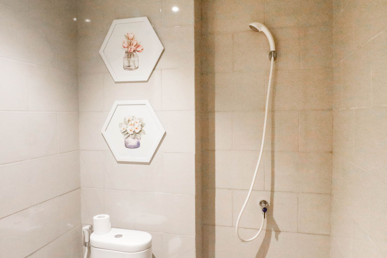 Exquisite Studio Apartment at Benson Supermall Mansion By Travelio - Bathroom