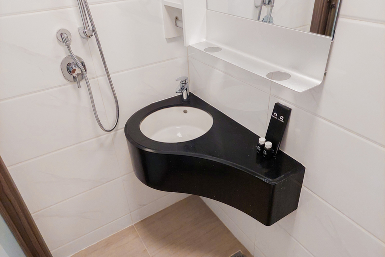 Bathroom 5, Homey and Minimalist Studio at Sky House BSD Apartment By Travelio, Tangerang Selatan