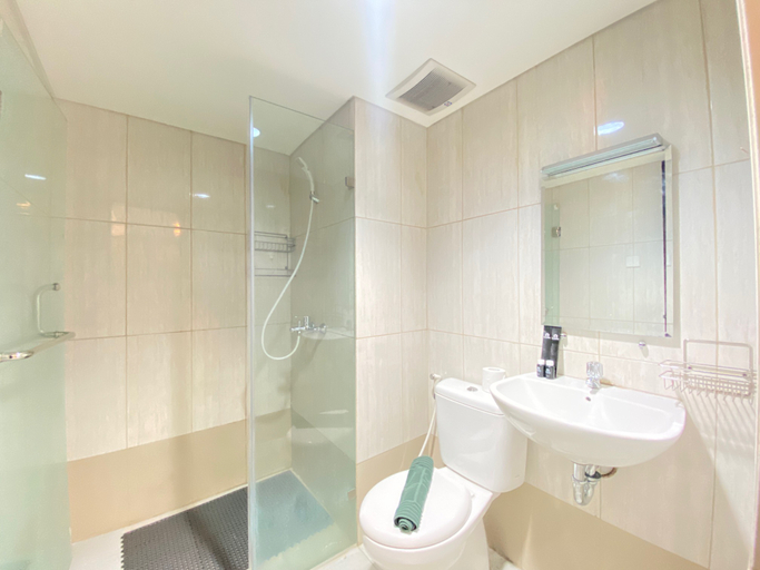 Bathroom 5, Pleasant 2BR Apartment at Tamansari La Grande By Travelio, Bandung