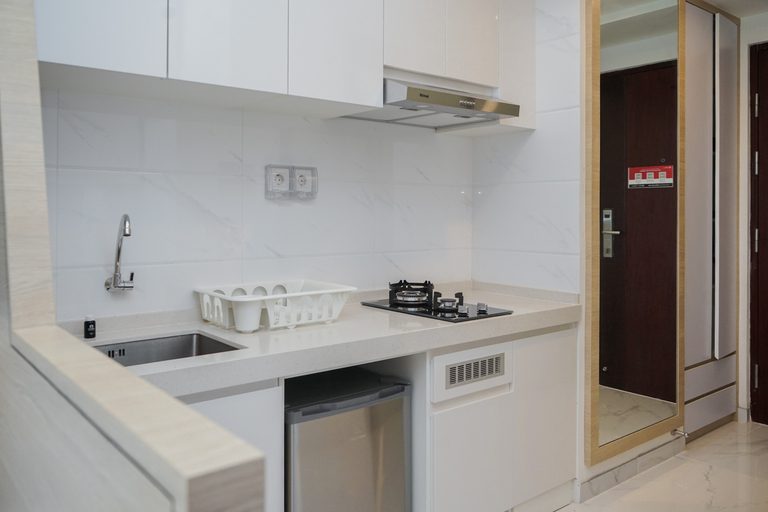 Others 3, Comfortable and Simply Studio at Sky House BSD Apartment By Travelio, South Tangerang