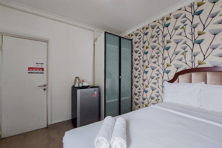 Bathroom 3, Affordable Studio Apartment at Aeropolis Residence near Soetta By Travelio, Tangerang