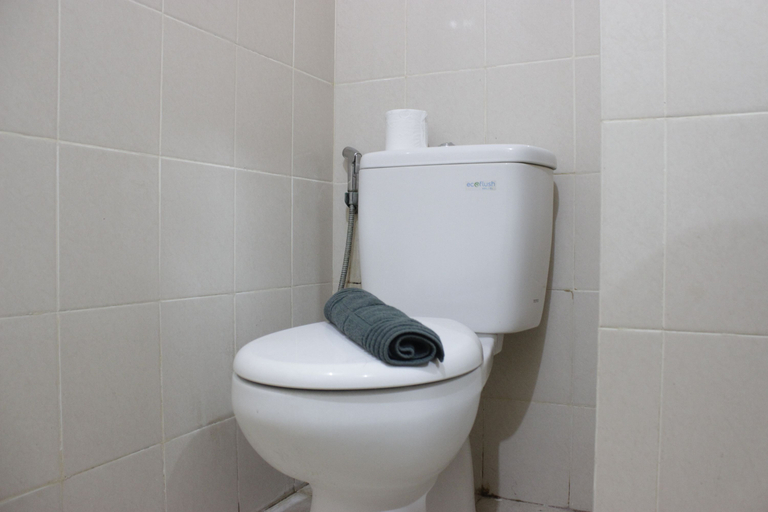 Bathroom 5, Comfy & Scenic Studio Apartment at Parahyangan Residence near UNPAR By Travelio, Bandung