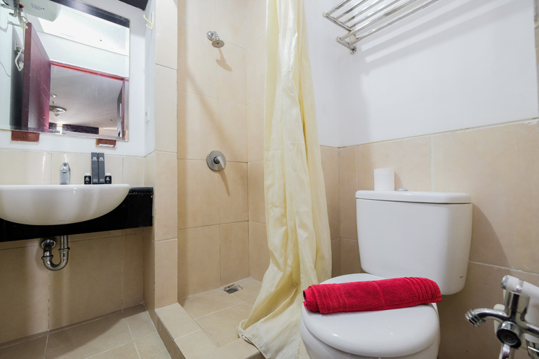Bathroom 5, Comfort Living Studio Apartment at Mangga Dua Residence By Travelio, Jakarta Pusat