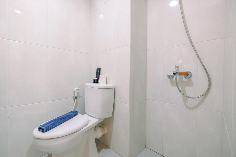 Bedroom 5, Nice Studio at Evenciio Margonda Apartment By Travelio, Depok