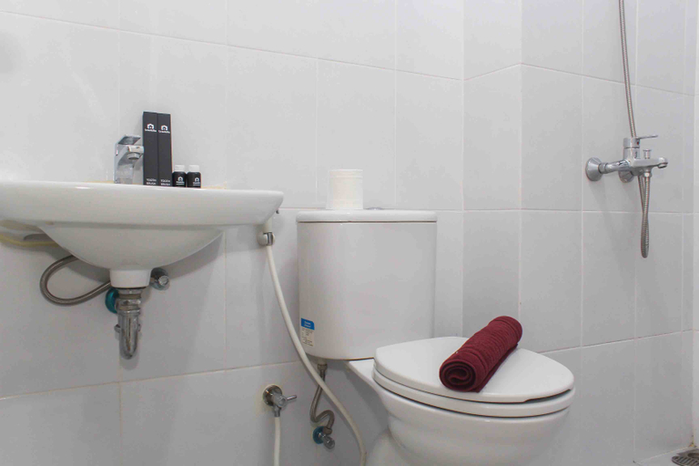 Bathroom 5, Warm and Cozy Studio Patraland Urbano Apartment By Travelio, Bekasi