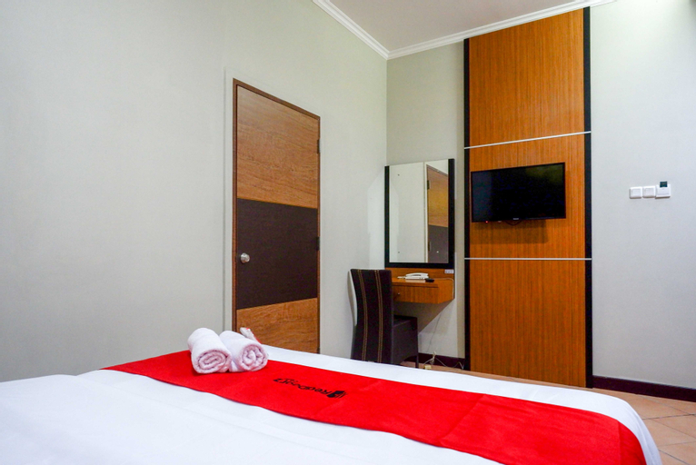 Bedroom 3, RedDoorz Plus near Amplaz Yogyakarta, Bantul