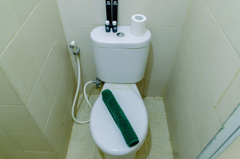 Bathroom 5, Nice and Comfy Studio Room at Serpong Greenview Apartment By Travelio, South Tangerang