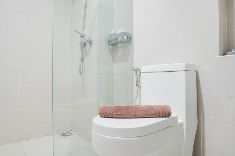 Bathroom 5, Comfort Studio at Daan Mogot City Apartment By Travelio, West Jakarta