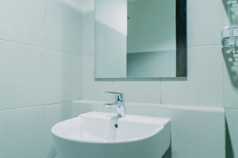 Bathroom 2, Comfortable and Cozy Studio at Bintaro Icon Apartment By Travelio, Tangerang Selatan