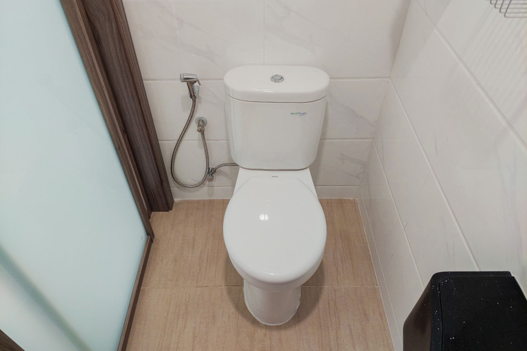 Bathroom 5, Well Appointed and Homey Studio at Sky House BSD Apartment By Travelio, Tangerang Selatan
