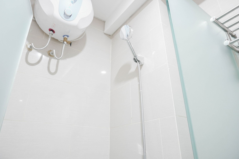 Bathroom 2, Comfort Studio @ Daan Mogot City Apartment By Travelio, West Jakarta