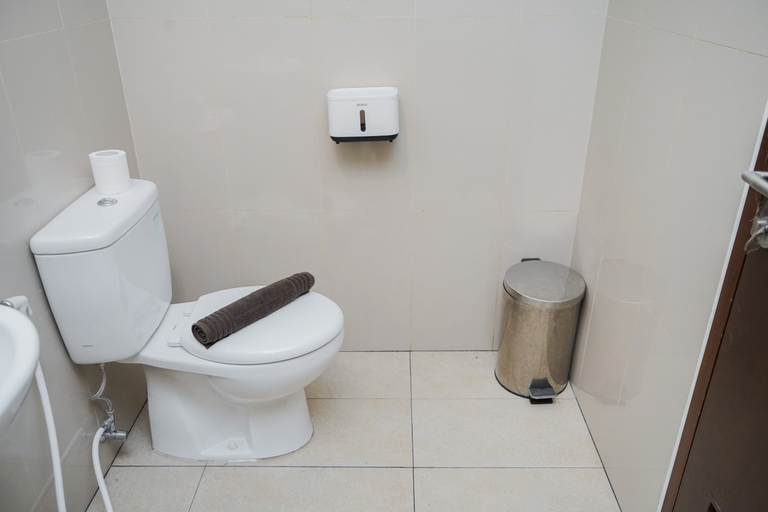 Bathroom 5, Comfortable and Nice 1BR at M-Town Signature Apartment By Travelio, Tangerang