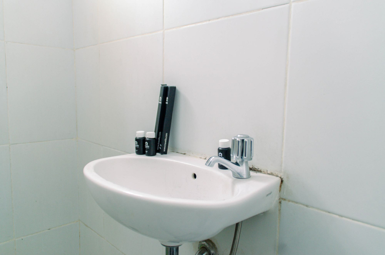 Bathroom 5, Comfort Studio Apartment Aeropolis Residence By Travelio, Tangerang