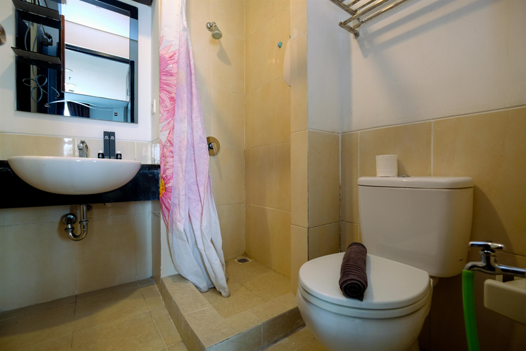 Bathroom 5, Simple and Comfort Studio Apartment at Mangga Dua Residence By Travelio, Jakarta Pusat