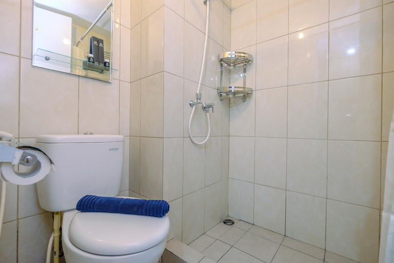 Bathroom 3, Fancy and Nice Studio at Springlake Summarecon Bekasi Apartment By Travelio, Bekasi