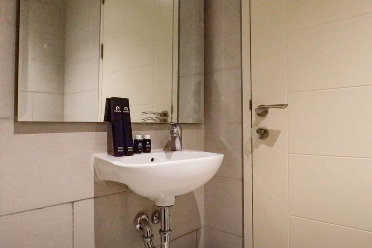 Exquisite Studio Apartment at Benson Supermall Mansion By Travelio - Bathroom