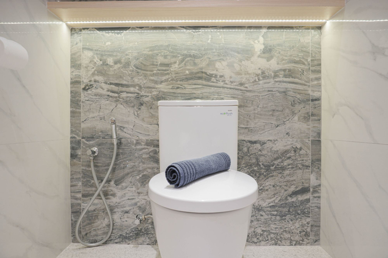 Bathroom 5, Comfortable and Simply 1BR at The Boulevard Apartment By Travelio, Jakarta Pusat