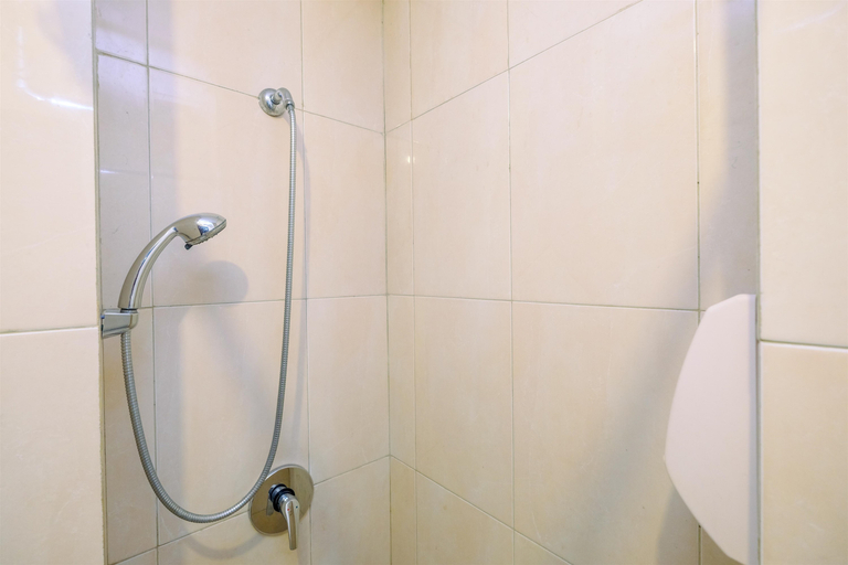 Bathroom 5, Best Deal Studio Apartment at Mangga Dua Residence By Travelio, Jakarta Pusat