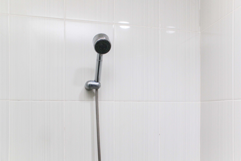 Bathroom 5, Elegant and Nice Studio at Tamansari Semanggi Apartment By Travelio, Jakarta Selatan