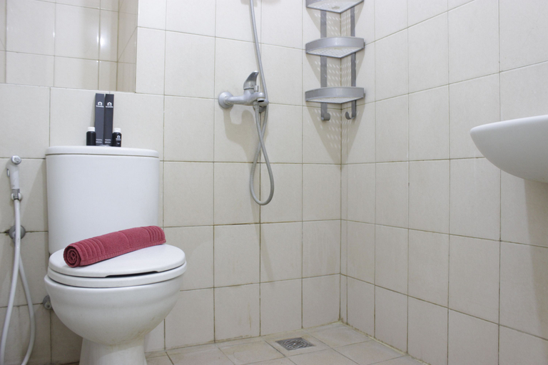 Bathroom 3, Comfy 2BR Apartment at Tamansari Panoramic By Travelio, Bandung