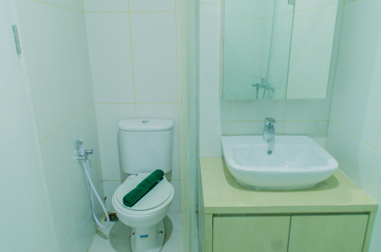 Bathroom, Comfortable and Simply Studio Apartment at Tamansari Skylounge By Travelio, Tangerang