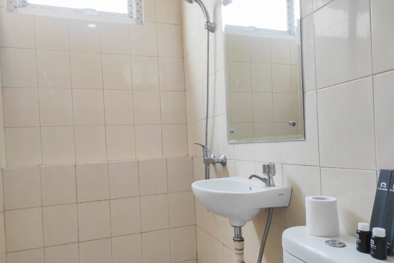 Bathroom 5, Spacious 2BR at Vida View Makassar Apartment By Travelio, Makassar