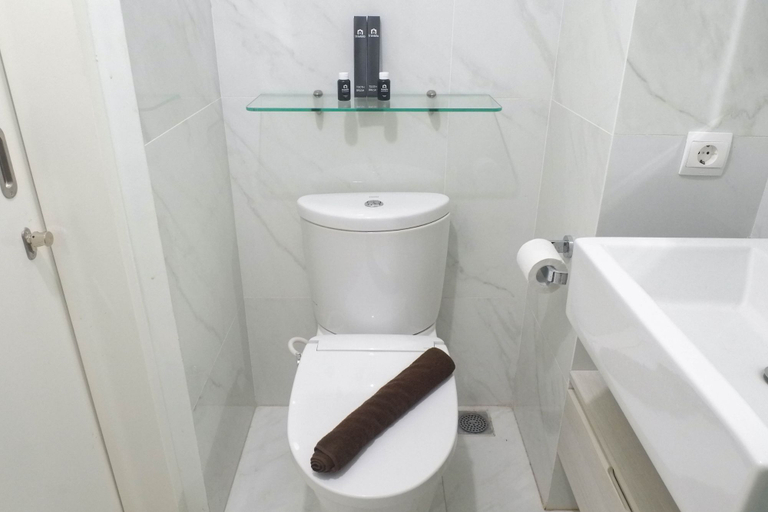 Bathroom 5, Stylish Studio Apartment Connected to Ciputra World Mall at The Vertu By Travelio, Surabaya
