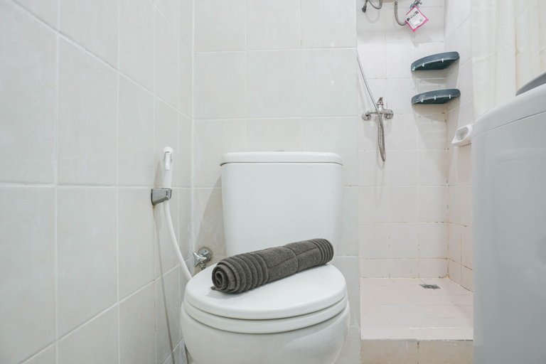 Bathroom 5, Elegant and Nice 2BR at Sudirman Park Apartment By Travelio, Jakarta Pusat