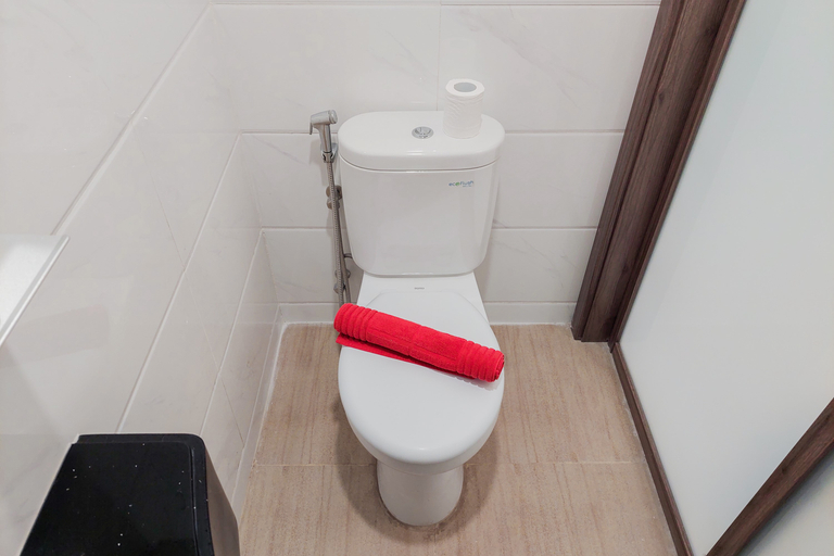 Bathroom 5, Comfortable and Simply Studio at Sky House BSD Apartment By Travelio, South Tangerang