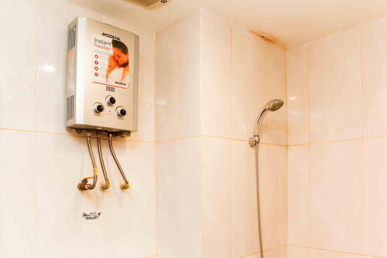 Bathroom 5, Nice and Cozy Studio at Grand Kamala Lagoon Apartment By Travelio, Bekasi