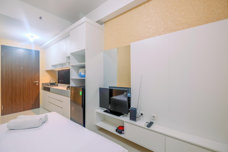 Homey and Comfort Living Studio Apartment Transpark Cibubur By Travelio, Depok