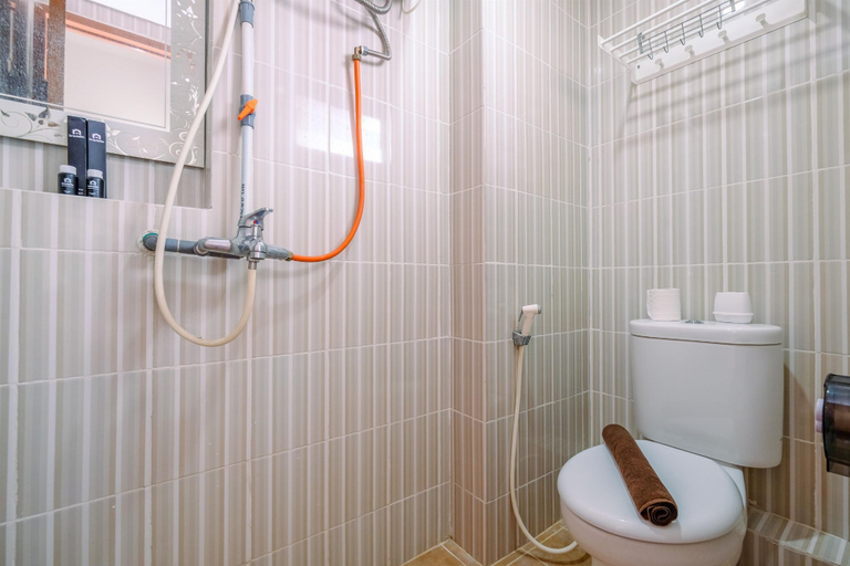 Bathroom 5, Comfortable and Tidy 2BR at Cinere Resort Apartment By Travelio, Depok
