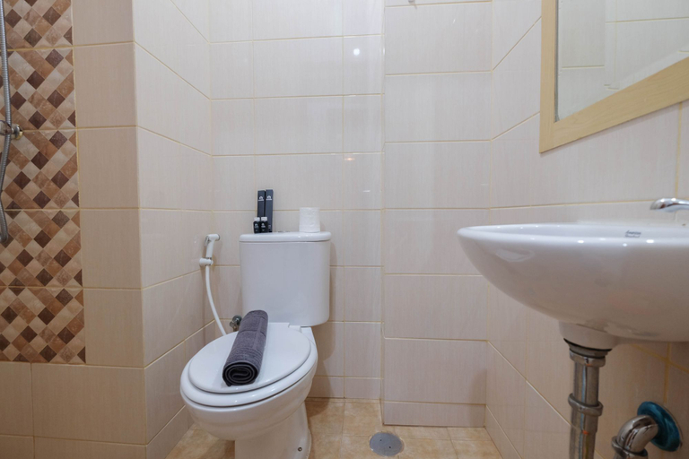 Bathroom 3, Comfy and Tidy Studio at Dave Apartment By Travelio, Depok