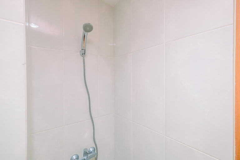 Bedroom 5, Comfort 1BR Apartment at Evenciio Margonda By Travelio, Depok