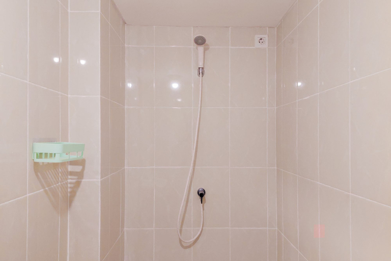 Bathroom 5, Nice and Comfy Studio Apartment at M-Town Residence By Travelio, Tangerang