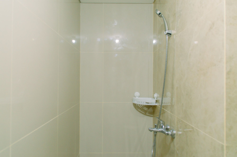 Bathroom 5, Elegant and Comfy 2BR Transpark Bintaro Apartment By Travelio, South Tangerang